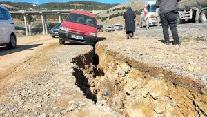 Depremde yol yarıldı, ticari araç içine düştü