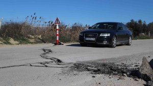 Depremde yolda yarıklar oluştu