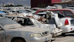 Depremde zarar gören binlerce araç otoparklarda