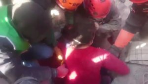 Depremden 40 saat sonra enkazdan emekleyerek çıktı