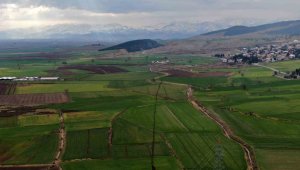 Depremden sonra köyde yaşanan fay kırığı havadan görüntülendi