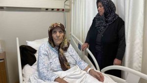 Depreme hastanede yakalanan 84 yaşındaki Emine Teyze'yi hemşire kurtardı