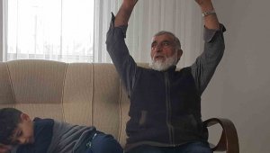 Depremi duyar duymaz yola koyulan yaşlı adam oğlu ve torunlarını 23'ncü saatte kurtardı
