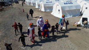 Depremi yaşayan çocuklara moral oldular
