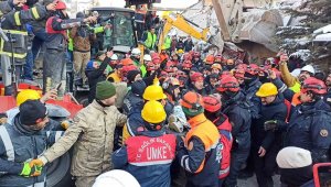 Depremin 122. saatinde 34 yaşındaki Ergin Güzeloğlu enkazdan sağ olarak çıkarıldı