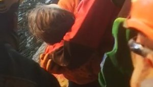 Depremin 137. saatinde hamile kadın ve 3 yaşındaki kızı kurtarıldı