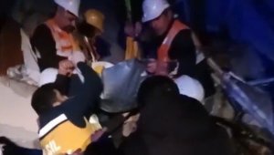 Depremin 40. saatinde Ramazan amcayı öğretmenler kurtardı