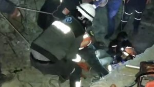 Depremin 70'inci saatinde 8 saatlik çalışma bir can daha kurtardı