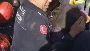 Depremin 80'inci saatinde Mahir ve Hilal kardeşler kurtarıldı
