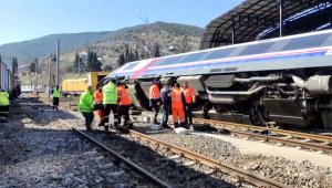 Depremin devirdiği trenler kaldırılıyor