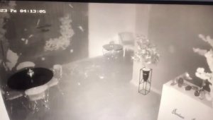 Depremin şiddeti ile yarılan duvar güvenlik kamerasına yansıdı