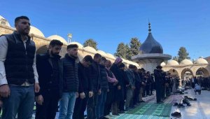Depremlerde hayatını kaybedenler için gıyabi cenaze namazı kılındı