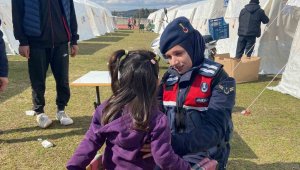 Depremzede çadırında doğan bebeğe 'Umut' adı verildi