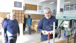 Depremzede çocuklar için oyuncak yaptılar