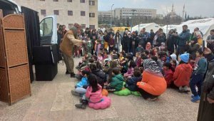 Depremzede çocuklara 'Meddah Amca'dan masallar"