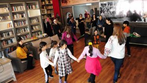 Depremzede çocuklara psikolog eşliğinde etkinlik