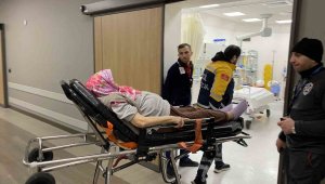 Depremzede korku dolu anları gözyaşlarıyla anlattı: "Oğlum annesini sırtladı, sürükleyerek kurtardı"