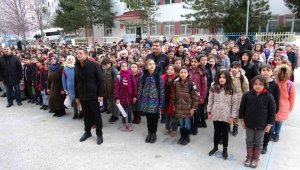 Depremzede öğrenciler yeni sıra arkadaşları ile ders başı yaptı