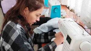 Depremzedeler için örüyorlar