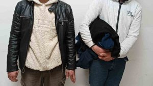 Depremzedelere gönderilecek kıyafetleri çalarken suçüstü yakalandılar