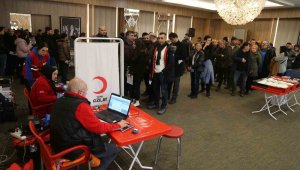 Depremzedelere kan bağışı için birbirleriyle yarıştılar