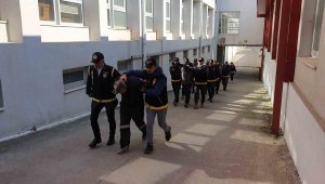 Depremzedelerin araçlarını çalan 12 zanlı yakalandı