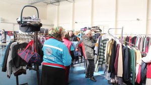Depremzedelerin ihtiyaçları kurulan seyyar market ve mağazayla karşılanıyor