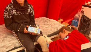 Depremzedelerin yaralarını sarıyorlar