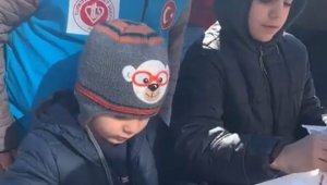 Didimli minik yürekler, harçlıklarını depremzedelere bağışladı