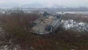 Direksiyon hakimiyetini kaybeden araç şarampole uçtu