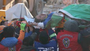 Diyarbakır'da 101 saat sonra anne ve oğlu kurtarıldı