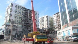 Diyarbakır'da 3 enkazda çalışmalar sürüyor