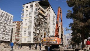 Diyarbakır'da ağır hasarlı binanın yıkımına başlandı