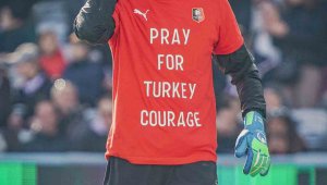 Doğan Alemdar, sahaya 'Türkiye için dua edin' tişörtüyle sahaya çıktı