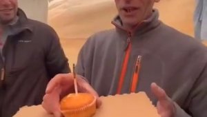 Doğum gününü arama kurtarma çadırında kutladılar