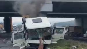 Dorse köprüye çarptı; 2 yaralı