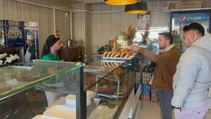 Dükkanın camındaki yazıyı görenler alışveriş için bir birleri ile yarıştı