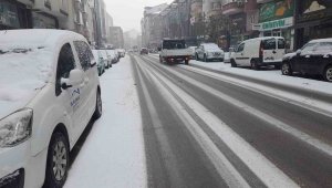Dün gece başlayan kar yağışı Ereğli'de etkili oldu