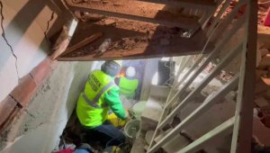 Ekiplerin enkaz altından can kurtarma mücadeleleri kamerada