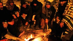 Eksi 9 derecede enkaz bölgesinde ateş başında bekliyorlar