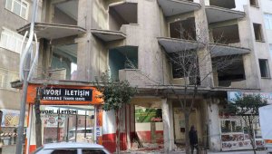 Elazığ'da ağır hasarlı binalara 'naylon şeritli' önlem