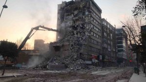 Elazığ'da beşik gibi sallanan binanın yıkımına başlandı