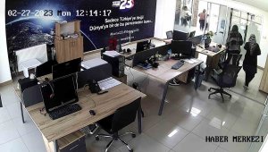 Elazığ'da deprem anı bir televizyonun güvenlik kamerasına yansıdı