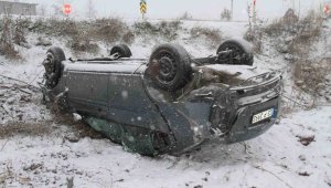 Elazığ'da şarampole yuvarlanan otomobil ters döndü: 4 yaralı