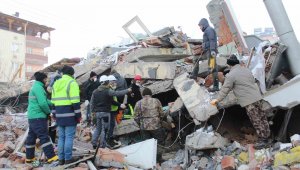 Elbistan'da 9 kişinin olduğu bir apartmanın enkazında arama kurtarma çalışmaları devam ediyor