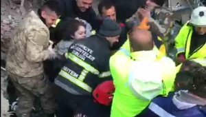 Enkaz altında kalan 2 kız kardeşin kurtarıldığı anlar ortaya çıktı