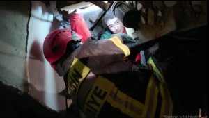 Enkaz altında kalan baba ile kızı göçük altından sağ kurtarıldı