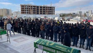 Enkaz altında kalan öğretmenin cenaze namazını imam olan ağabeyisi kıldırdı