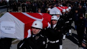 Enkaz altında kalan polis anne ve kızı gözyaşlarıyla uğurlandı