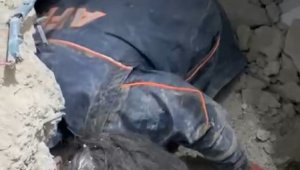 Enkaz altında kurtarılmayı bekleyen Kevser'in ilk isteği babasının sesini duymak oldu